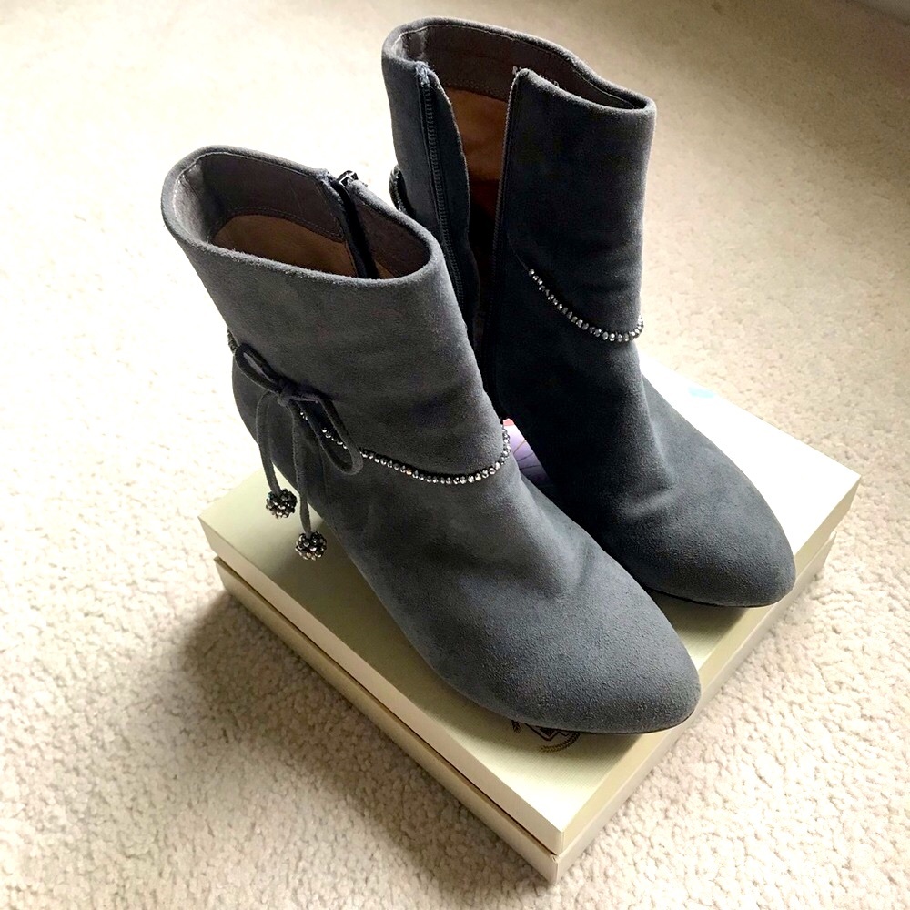 Elegant Gray Suede Ankle Boots with Rhinestone Detail Size 7
